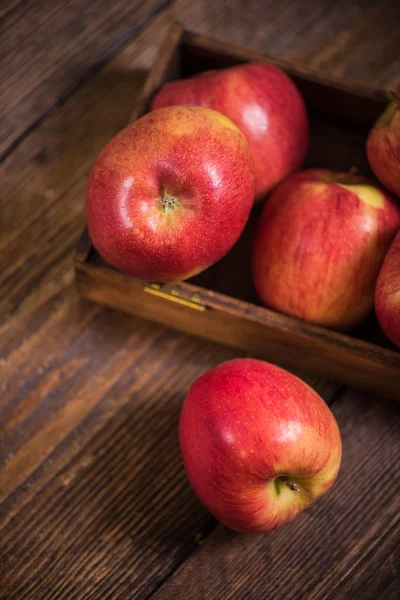 Rött äpple på träbord — Stockfoto