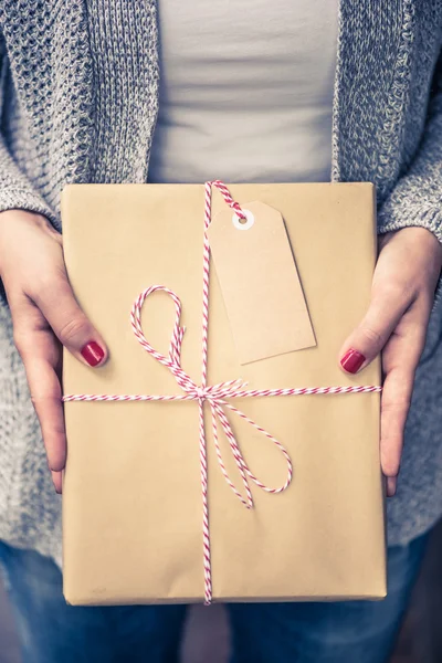 Livro embalado para presente de Natal, etiqueta de nome — Fotografia de Stock