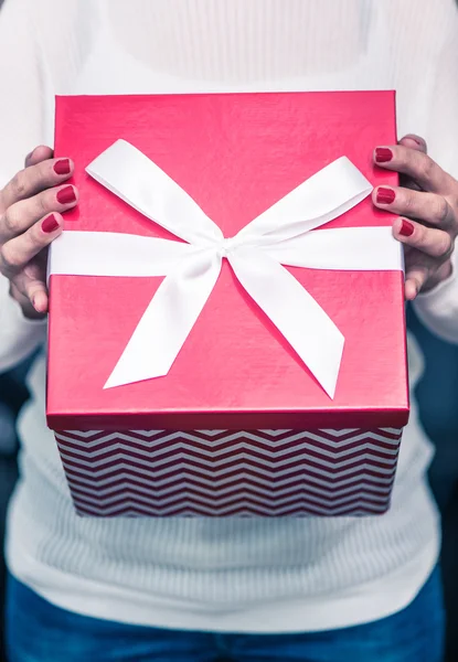 Mujer en suéter de punto blanco celebrar regalo de Navidad — Foto de Stock