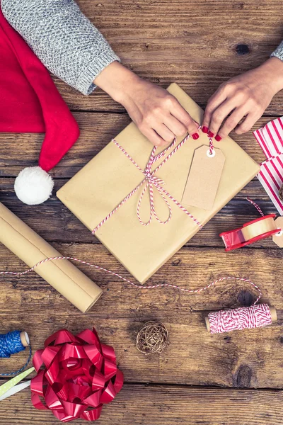 Pakowania Boże Narodzenie i nowy rok prezent — Zdjęcie stockowe