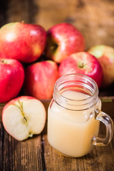 Cold pressed apple juice and fresh apples — Stock Photo, Image