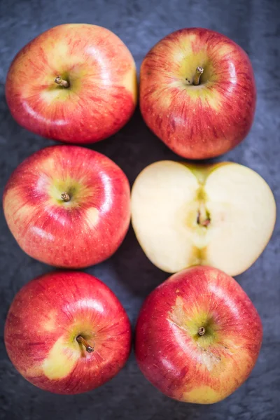 Manzanas rojas maduras cosecha de otoño —  Fotos de Stock