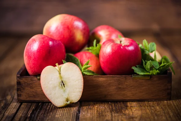 Винтажная коробка со свежесобранными яблоками — стоковое фото