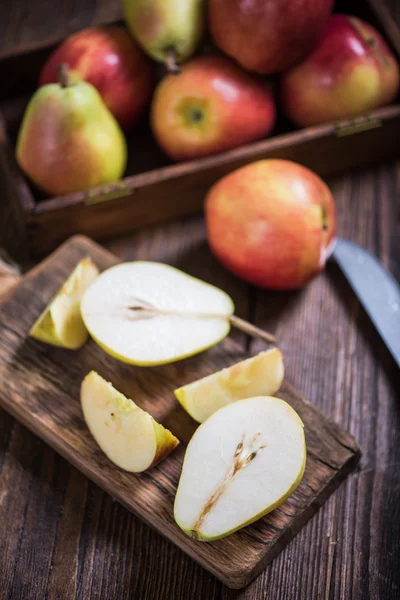 Порезанная спелая осенняя груша и яблоко — стоковое фото