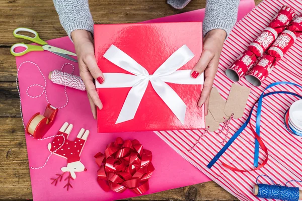 Owinąć rękę kobieta Christmas gift box — Zdjęcie stockowe