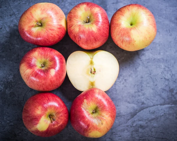 Manzanas rojas maduras cosecha de otoño —  Fotos de Stock