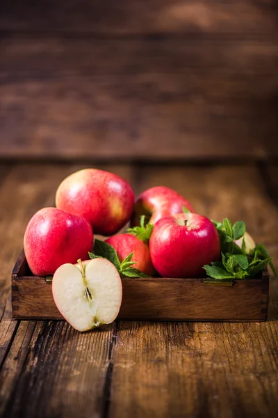 Caja vintage con manzanas recién cosechadas —  Fotos de Stock