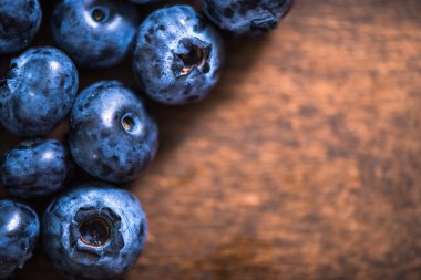 Ahşap arka plan üzerinde yaban mersini, makro yakın çekim