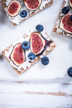 İncir ve gevrek ekmek ile sağlıklı bruch