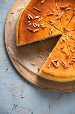 Ev yapımı bademli cheesecake. Boşluk Arkaplanını Kopyala, Üst Aşağı Görünüm.