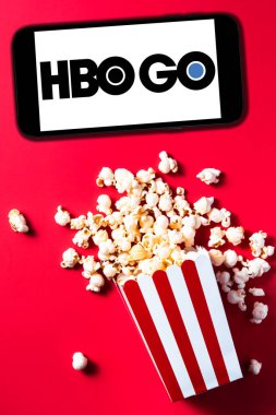  Akıllı telefon ekranında IMDb Logosu. MDb, filmler, televizyon programları, ev videoları ve çevrimiçi yayın içeriğiyle ilgili bir veri tabanıdır..