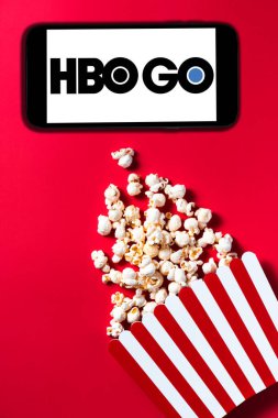  Akıllı telefon ekranında IMDb Logosu. MDb, filmler, televizyon programları, ev videoları ve çevrimiçi yayın içeriğiyle ilgili bir veri tabanıdır..