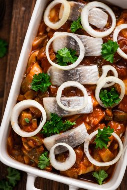 Salamura edilmiş ve marine edilmiş Kashubian ringa balığı. Polonya Geleneksel Tabağı.