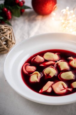 Geleneksel Köfteli Noel Borscht 'u.
