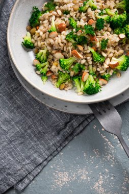 Brokoli ve bademli risotto. Groat 'tan yapılmış risotto.