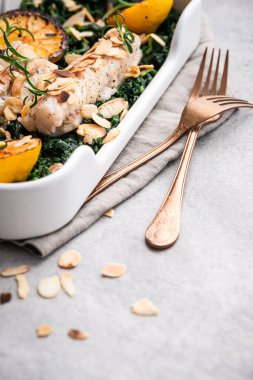 Ispanaklı ve bademli ızgara sağlıklı balık..