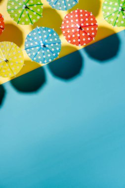 Tropik Plaj Şemsiyesi Yukardan. Yaratıcı Yaz Tatili ve Tatil Alanı Kopyalama Arkaplanı.