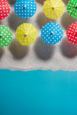 Sandy Beach 'teki Renkli Plaj Şemsiyeleri Üst Manzarası. Tatil kavramı. natürmort.