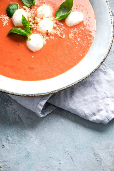 Zelfgemaakte Tomaat Gazpacho Verse Tomatensoep Met Basilicum Mozzarella Kaas — Stockfoto