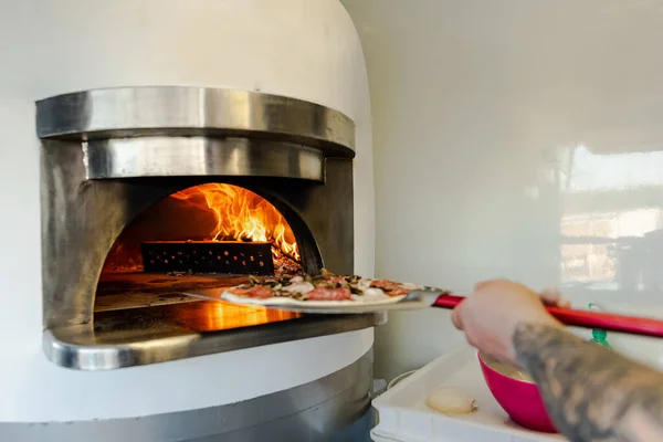 Pizzabäcker Backen Pizza Holzofen Mobilen Pizza Food Truck — Stockfoto