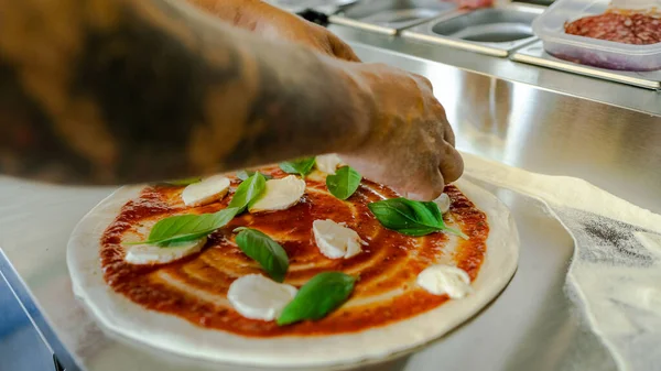 Pizza Chef Bereitet Pizza Mobilen Food Truck — Stockfoto