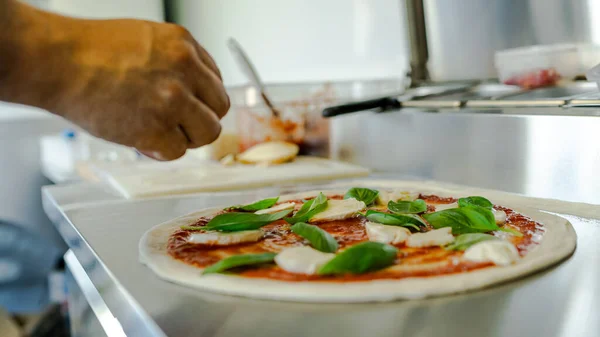 Pizza Chef Bereitet Pizza Mobilen Food Truck — Stockfoto