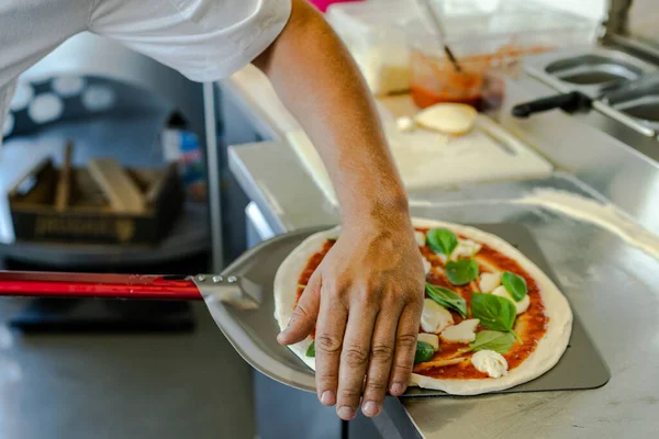 Pizza Chef Bereitet Pizza Mobilen Food Truck — Stockfoto