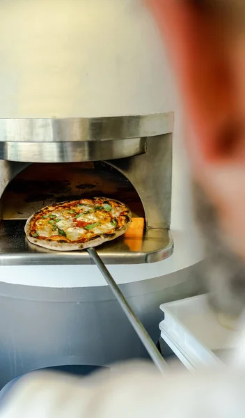 Pizzabäcker Backen Pizza Mobilen Foodtruck — Stockfoto