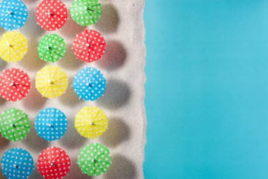 Sandy Beach 'teki Renkli Plaj Şemsiyeleri Üst Manzarası. Tatil kavramı. natürmort.