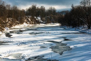 Bieszczady Dağları 'ndaki Donmuş San Nehri Kış Mevsimi Parkı.