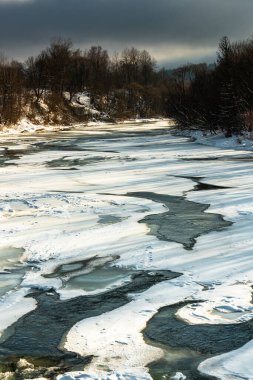 Bieszczady Dağları 'ndaki Donmuş San Nehri Kış Mevsimi Parkı.