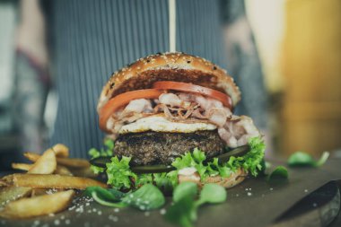 Garson ya da Garson, Amerikan Barbekü Lokantası 'nda Ahşap Tepside Burger Servis Ediyor..