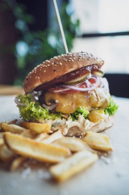 Big Cheese Burger Yakın plan. Taze sebzeli sığır burger..