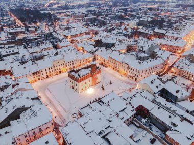 Hedef Mavi Saat 'te. Yukarıdan drone görüntüsü. Şehirde Kış. Daha az Polonya Ortaçağ Eski Şehir Skyline.