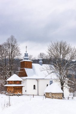 Polonya 'daki Bieszczady Dağları' ndaki Resimli Lopienka Ortodoks Kilisesi. Karlı Kış Harikalar Diyarı.
