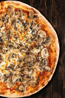 Tahta Tahta Tahta Üzerinde Lezzetli Pizza. Yukarıdan Aşağı Görünümü. Menü Broşür Tasarımı.