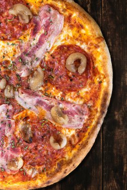 Tahta Tahta Tahta Üzerinde Lezzetli Pizza. Yukarıdan Aşağı Görünümü. Menü Broşür Tasarımı.