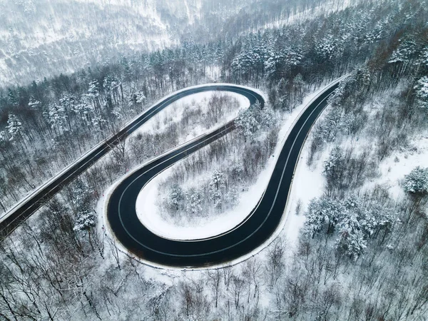Kurvige Windige Straße Verschneiten Wald Drone Ansicht Aus Der Luft — Stockfoto