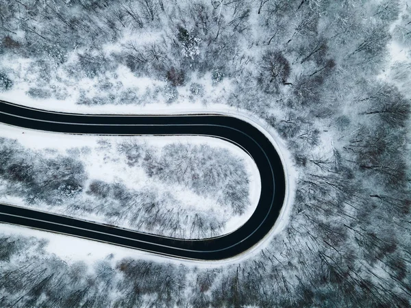 Curvy Windy Road Nella Foresta Innevata Vista Aerea Superiore Giù — Foto Stock