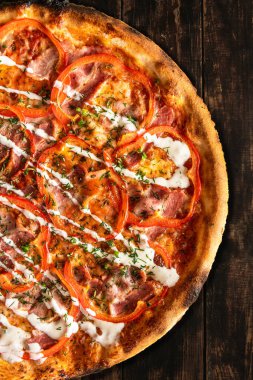 Tahta Tahta Tahta Üzerinde Lezzetli Pizza. Yukarıdan Aşağı Görünümü. Menü Broşür Tasarımı.