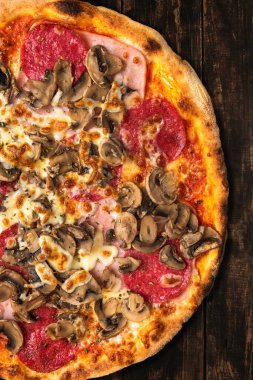 Tahta Tahta Tahta Üzerinde Lezzetli Pizza. Yukarıdan Aşağı Görünümü. Menü Broşür Tasarımı.