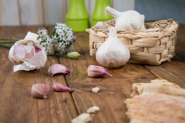 Garlic and bread — Stock Photo, Image