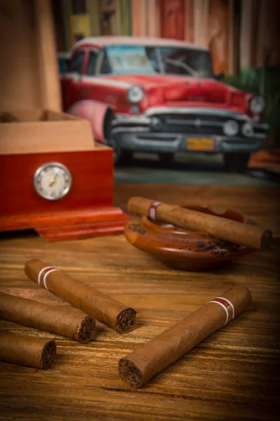 Kubańskie Cygara Humidor Popielniczki Prosty Drewniany Stół Kubańskiego Obraz Amerykański — Zdjęcie stockowe