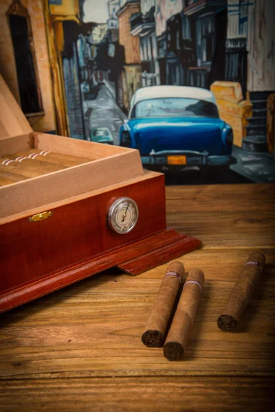 雪茄和雪茄盒 — 图库照片