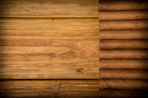 Cygara w rustykalnym stylu tabeli — Zdjęcie stockowe