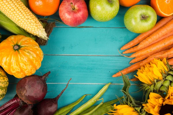 Verduras frescas en la mesa —  Fotos de Stock