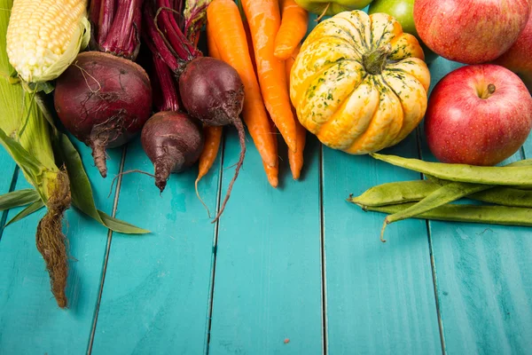 Verduras frescas en la mesa — Foto de Stock