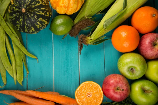 Verduras frescas en la mesa —  Fotos de Stock