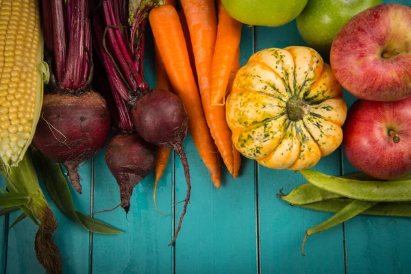 Verduras frescas en la mesa —  Fotos de Stock