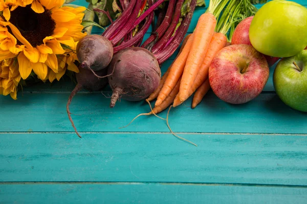 Свіжі овочі на столі — стокове фото